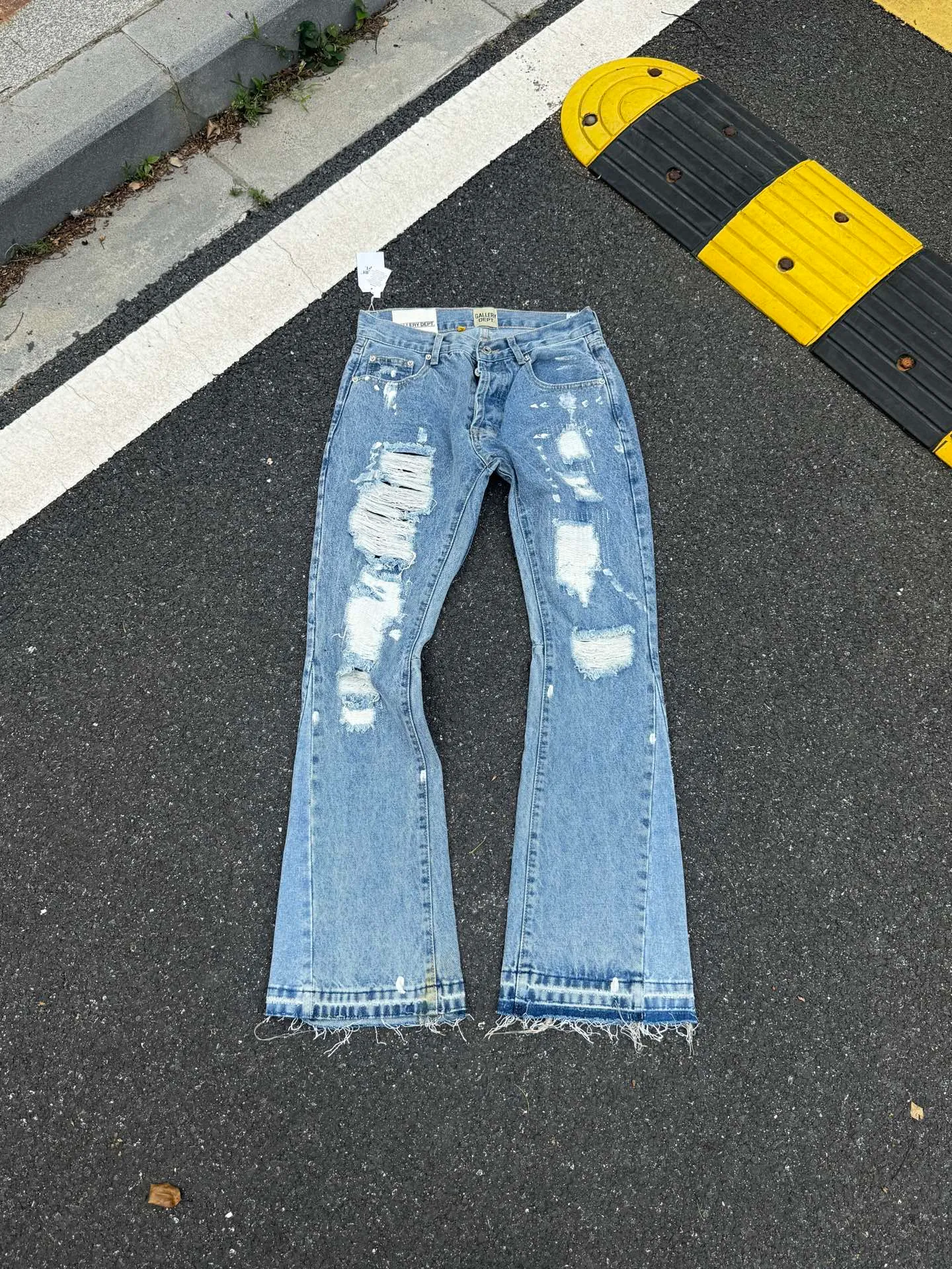 P250💰G70 GALLERY DEPT. Denim bell-bottoms with holes and random threads connected to washed and distressed spliced ​​jeans. GALLERY is attracted by these bell-bottoms. Whether it is a reset of Carhartt or Levis, it has created a strong brand style. Since these pants are modified from rare vintage, the production capacity is limited. Therefore, after many icons wore them, these pants were once hard to find. Later, perhaps due to the improvement of GD's business in the past two years and the expansion of production lines, the brand itself lowered the price, so I can't wait any longer for these pants this year and will definitely buy them. During the process of the denim washing plant, the owner of the washing plant helped introduce a boss who had worked for Levi's foundry and started his own business. This also paved the way for the following styles. Therefore, Levi's remodeled single product for the base plate is really familiar. Whether it is the fabrics supplied or the lathes used in production, there is nothing to choose from. -Color: blue -Size: S-XXL (corresponding to 28-36)